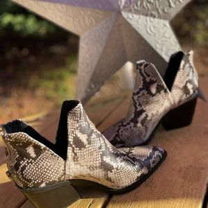 Vince Camuto ankle boot bootie leather size 9 snake skin design
